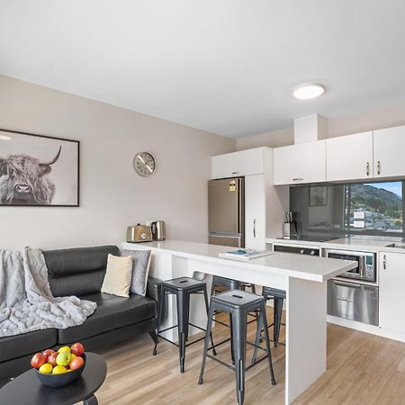 Central Location - 2 Bedroom Aptmt With Lake View Куийнстаун Екстериор снимка