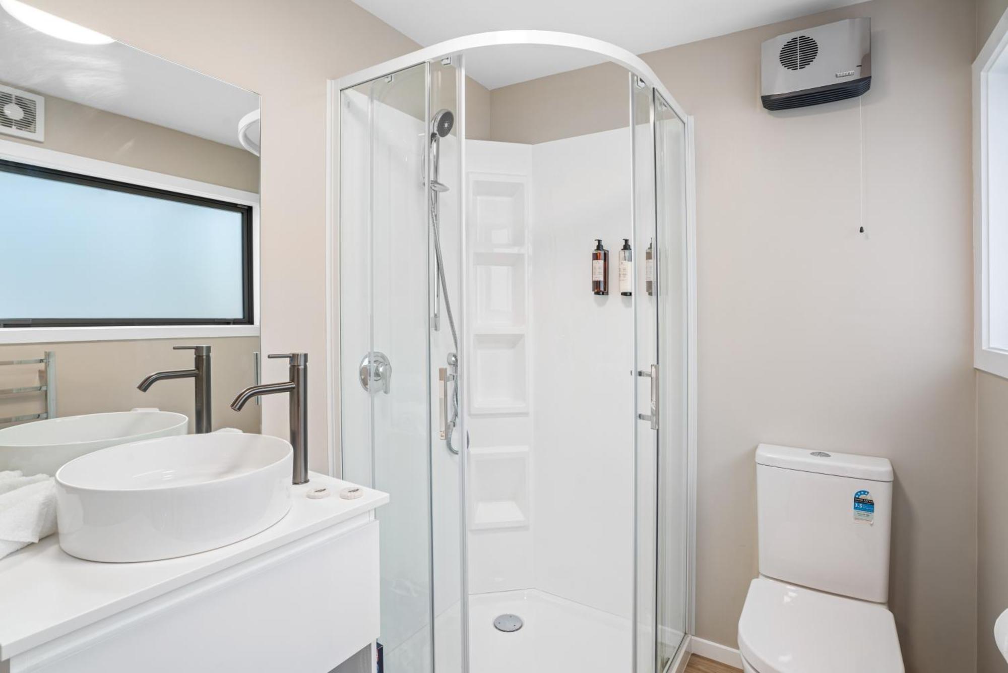 Central Location - 2 Bedroom Aptmt With Lake View Куийнстаун Екстериор снимка