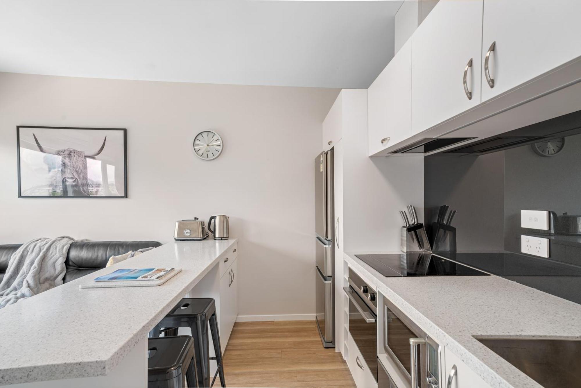 Central Location - 2 Bedroom Aptmt With Lake View Куийнстаун Екстериор снимка