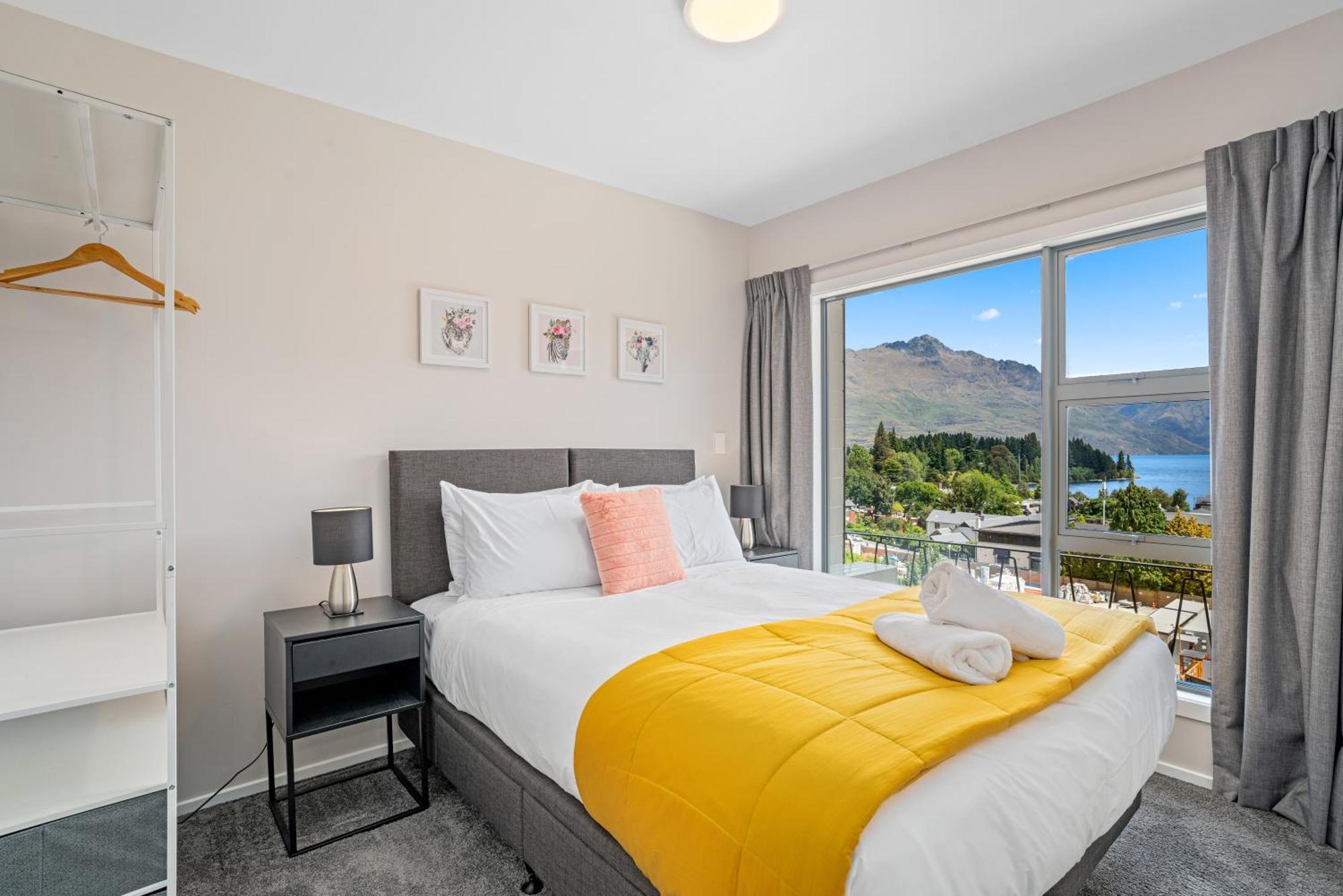 Central Location - 2 Bedroom Aptmt With Lake View Куийнстаун Екстериор снимка