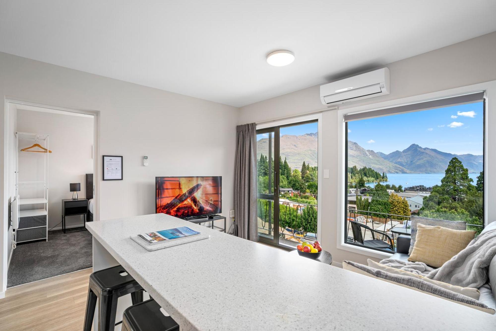 Central Location - 2 Bedroom Aptmt With Lake View Куийнстаун Екстериор снимка