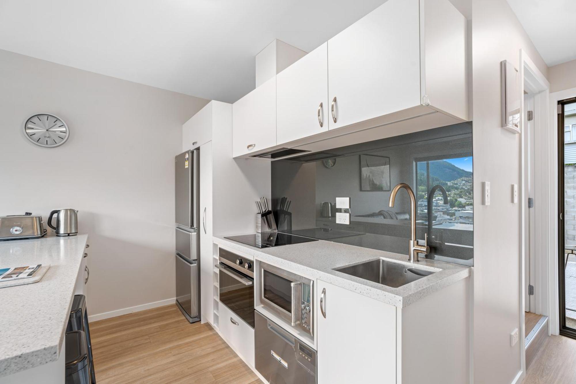 Central Location - 2 Bedroom Aptmt With Lake View Куийнстаун Екстериор снимка