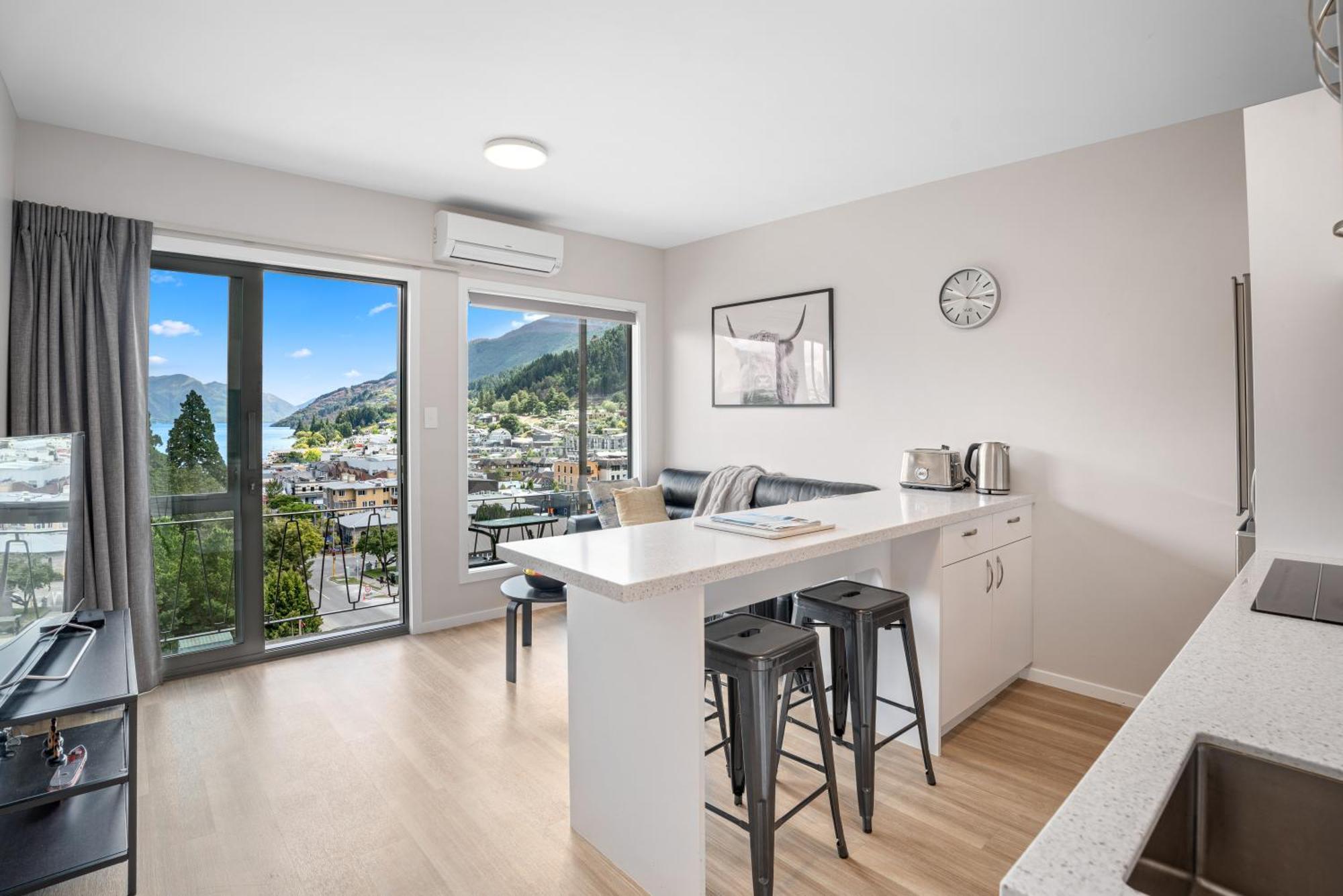 Central Location - 2 Bedroom Aptmt With Lake View Куийнстаун Екстериор снимка